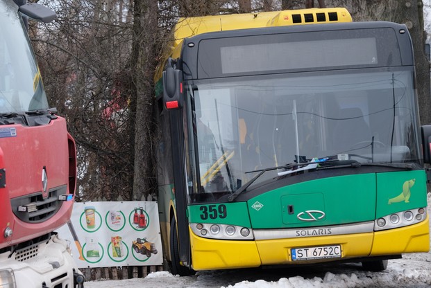 Bojszowy. Autobus zderzył się z ciężarówką. Są ranni