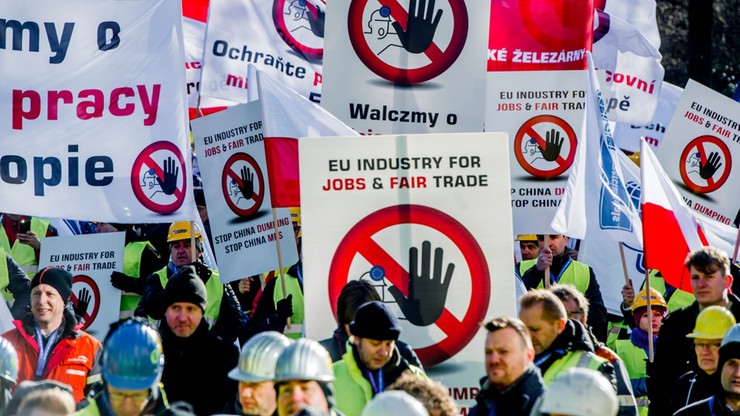 Europejski przemysł przeciw Chinom. "Przyznanie im statusu gospodarki rynkowej to licencja na dumping"