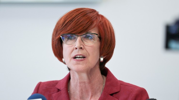 Minister Rafalska zaniepokojona brakiem części wypłat z programu "Rodzina 500+"
