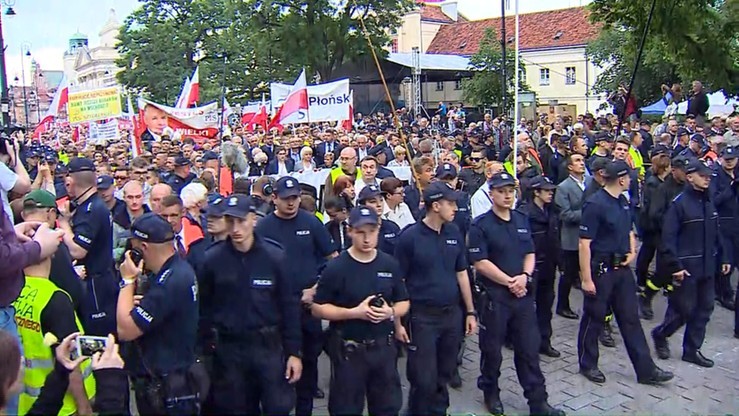 Część bliskich ofiar katastrofy smoleńskiej apeluje o spokój podczas miesięcznicy