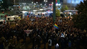 24-09-2017 21:58 Po sukcesie wyborczym skrajnej prawicy Niemcy wyszli na ulice Berlina. Doszło do przepychanek z Policją