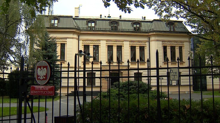 B. prezesi TK chcą by prezydent zawetował nowe ustawy o Trybunale Konstytucyjnym