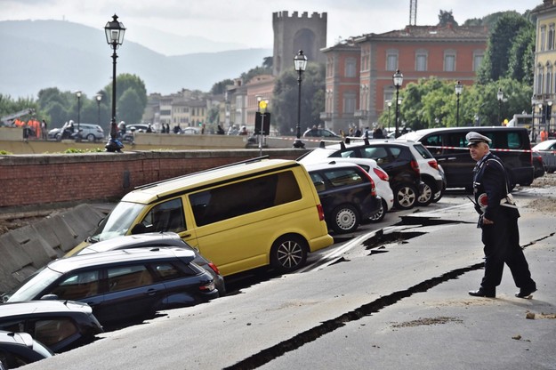 Florencja: ogromna rozpadlina w centrum. Zagrożone zabytki