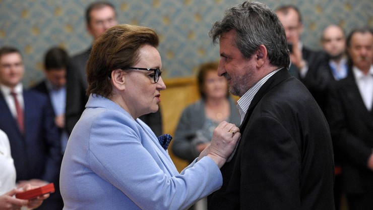 Zalewska odznaczyła 41 uczestników głodówki. 5 lat temu protestowali przeciwko zmianom w nauczaniu historii