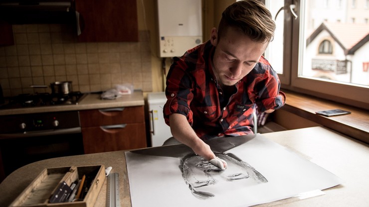 Mimo że nie ma rąk, tworzy piękne i skomplikowane grafiki