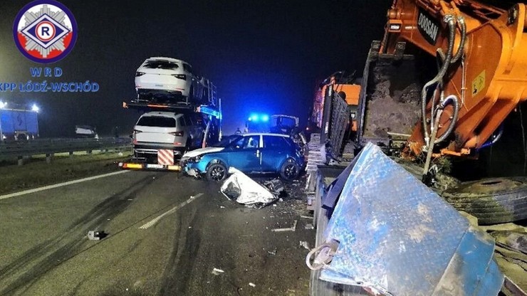 Zderzenie ciężarówek na S8. Jedna wiozła koparkę, druga samochody osobowe. Trasa na Warszawę zablokowana