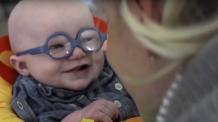 Nie wiedział jak wygląda jego mama. Dzięki okularom zobaczył ją po raz pierwszy
