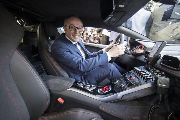 Prezes Stefano Domenicali za kierownica policyjnego Lamborghini.