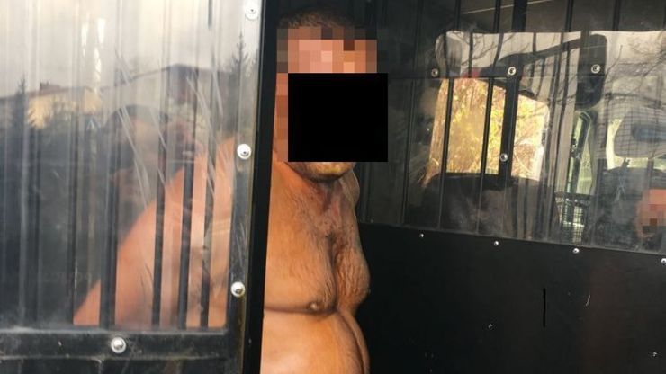Zaatakowali policjantów siekierą i usiłowali ich podpalić