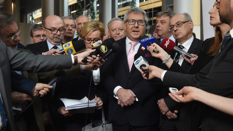 "Absurdalna, szkodliwa, nierzetelna i przeciwskuteczna" - europarlamentarzyści PiS o rezolucji ws. Polski