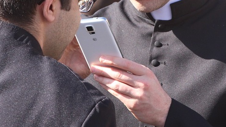 Napadli na księdza, bo chcieli wykasować numer parafianki z jego telefonu