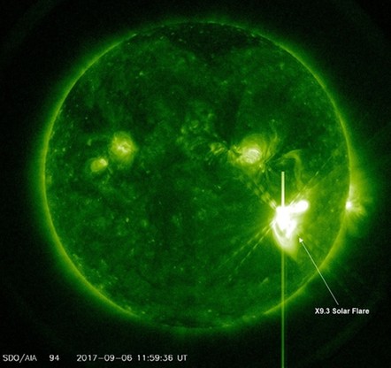 Moment rozbłysku rentgenowskiego klasy X9.3 z plamy nr 2673 na Słońcu. Fot. NASA