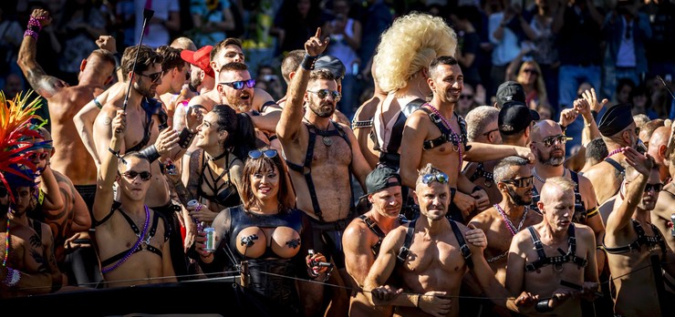 Parada gejów w Amsterdamie. Wśród uczestników Conchita Wurst i unijna komisarz