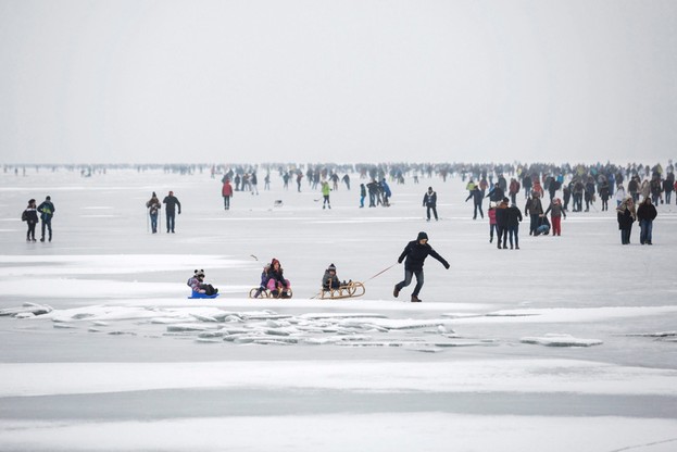 Karuzela na zamarzniętym Balatonie. Węgrzy korzystają z zimy