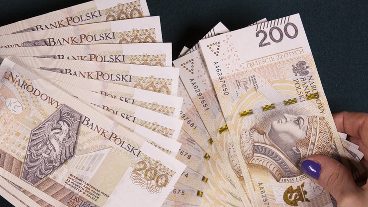 4277 zł brutto to przeciętna płaca w 2016 roku. Pensje najbardziej wzrosły w gastronomii, a spadły w górnictwie