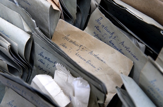 Przeleżały w magazynie pół wieku. Prezentacja przedmiotów ofiar Auschwitz