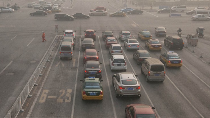 Odwołano setki lotów i zamknięto autostrady. Smog w Chinach