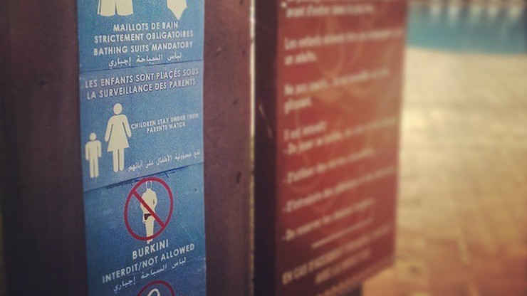 Cannes: pierwsze kobiety ukarane za noszenie burkini na plaży