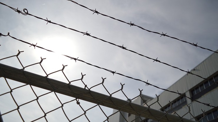 Francja: ultralewicowy terrorysta skazany za pochwałę dżihadystów