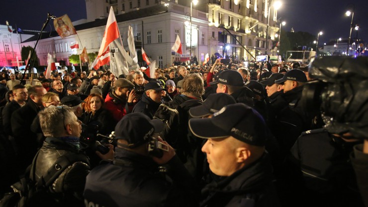 "Zakłócili akt religijny" podczas rocznicy smoleńskiej. Policja prowadzi postępowanie i wzywa świadków