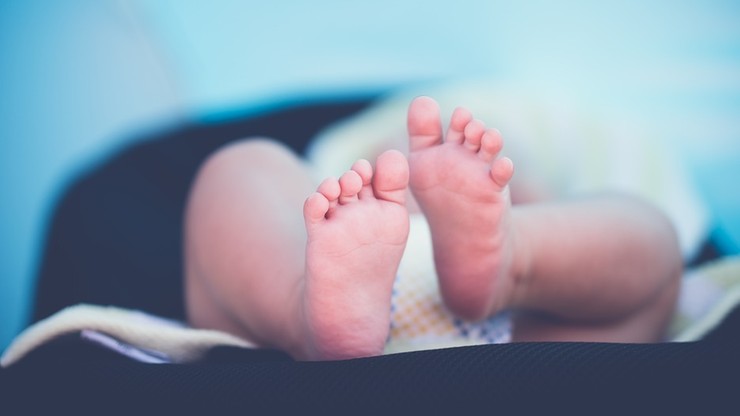 Niemowlę porażone prądem. Chłopiec zmarł, a matka usłyszała zarzuty