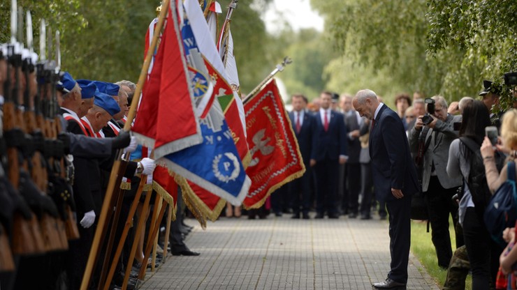"Dla życia narodu polskiego". Szef MON podczas odsłonięcia kolejnych popiersi ofiar katastrofy smoleńskiej