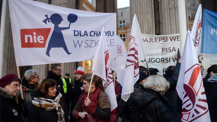 "Nie dla chaosu w szkole". Pikieta przed MEN