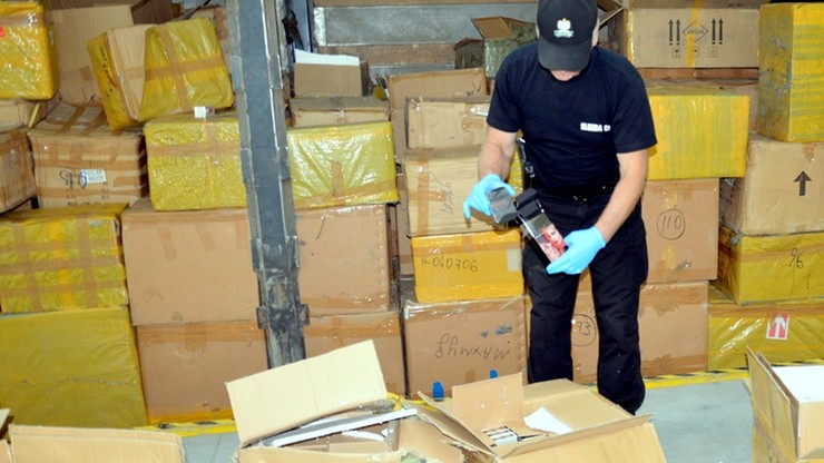 W ręce celników wpadły podrobione perfumy o wartości 13,5 mln złotych