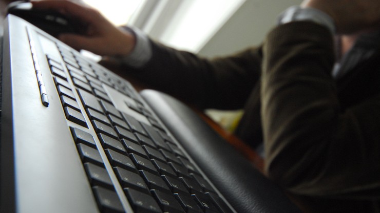 Stworzył program, który wykonuje pracę za niego. Pisze też... do żony