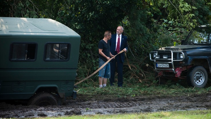 "Uratowany przez mieszkańców, których przyjechał po 4 dniach ratować". Auto Macierewicza ugrzęzło w błocie