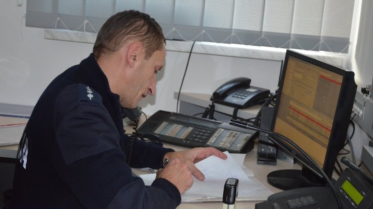 Policjant pomagał uratować noworodka przez telefon