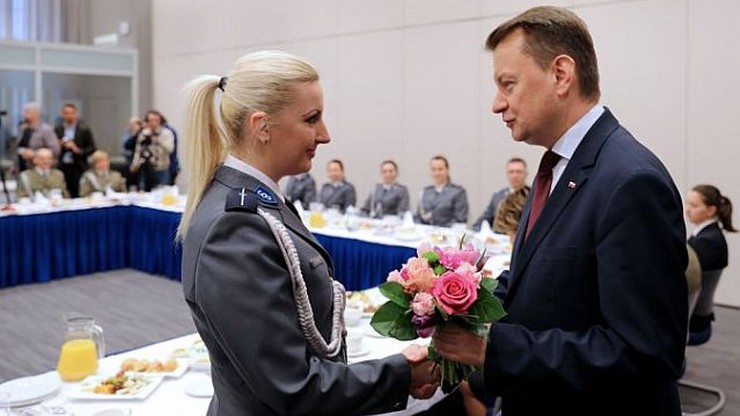 Kwiaty, podziękowania, uściski dłoni. Ministrowie na Dzień Kobiet