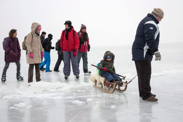 Karuzela na zamarzniętym Balatonie. Węgrzy korzystają z zimy