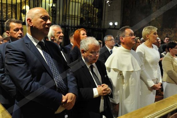 Premier Beata Szydło, prezes PiS Jarosław Kaczyński i ministrowie na mszy prymicyjnej syna premier