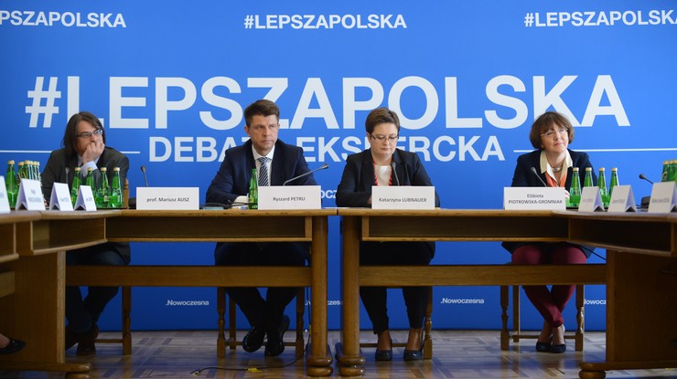 "Koniec z Misiewiczami, którzy jeżdżą w pojazdach uprzywilejowanych". Nowoczesna chce zmian w prawie