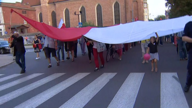 "Lech Wałęsa bohaterem". Marsz KOD przeszedł ulicami Gdańska do Stoczni