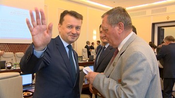 13-06-2017 14:30 "To jest taka córka leśniczego" - minister Szyszko wręczył kopertę ministrowi Błaszczakowi