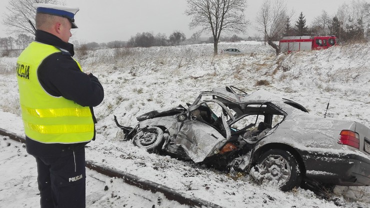 Kierowca BMW wjechał pod pociąg. Nie żyją dwie osoby