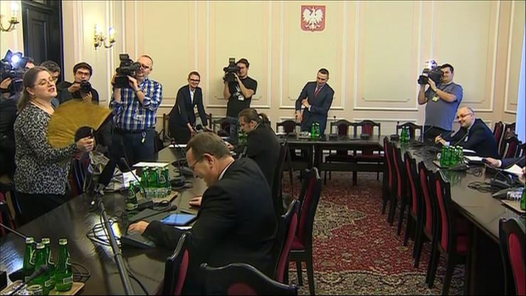 "Tak smakuje bycie w opozycji. Mniam, mniam, mniam" – Pawłowicz "z wachlarzem i uśmiechem" w Sejmie