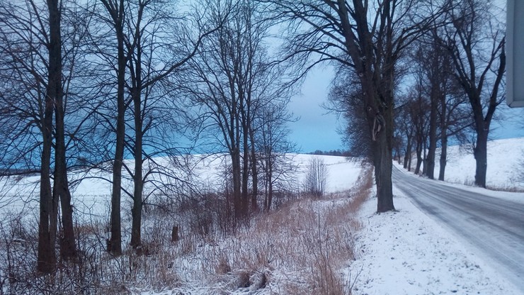 Mazury przykryte śniegiem, a na drogach ślisko