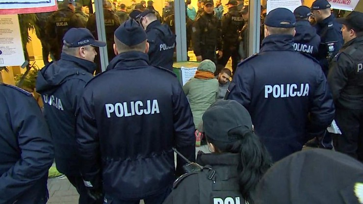 "Żadna z osób nie miała sprawdzanych części intymnych ciała". Policja odpiera zarzuty "Obozu dla Puszczy"