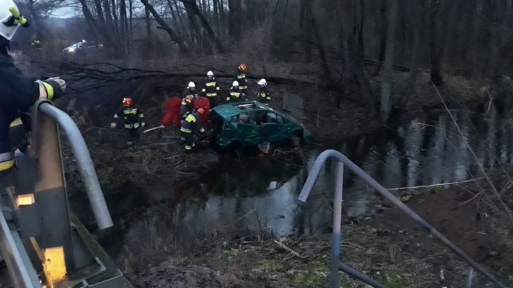 Cztery osoby w samochodzie, który wpadł do rzeki. Trafiły do szpitali