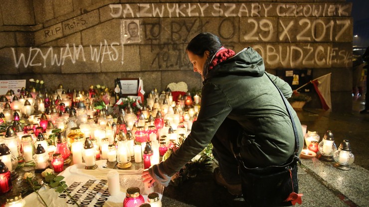 Obywatele RP oddali cześć Piotrowi Szczęsnemu, który podpalił się w proteście przeciwko władzy