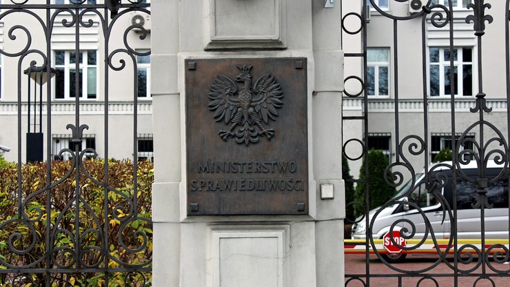 "Dość robienia z Polski sprawców Holokaustu". Ministerstwo o karach za "polskie obozy"