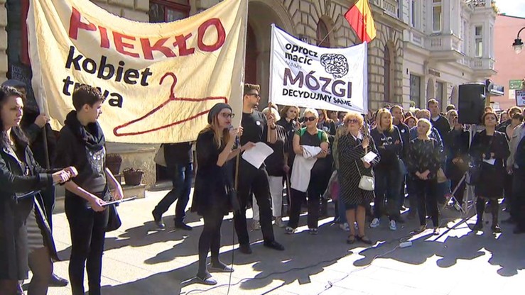 "Moje ciało! Moja Decyzja". Czarny Protest w największych polskich miastach