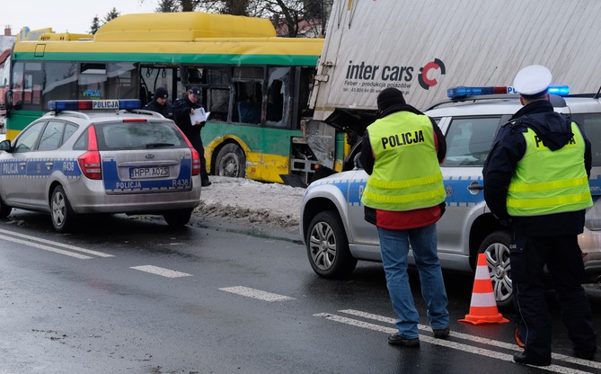 Bojszowy. Autobus zderzył się z ciężarówką. Są ranni
