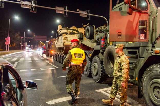 Zderzenie kolumny transportującej czołg z autem osobowym