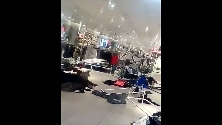 Sklepy H&M w Afryce zdemolowane w reakcji na bluzę "Coolest monkey in the jungle"