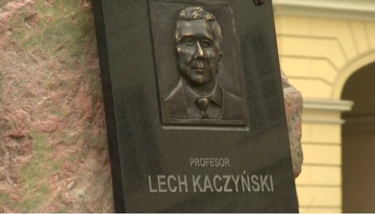 "Samowola budowlana". Władze stolicy nakażą rozbiórkę tablicy z podobizną Lecha Kaczyńskiego