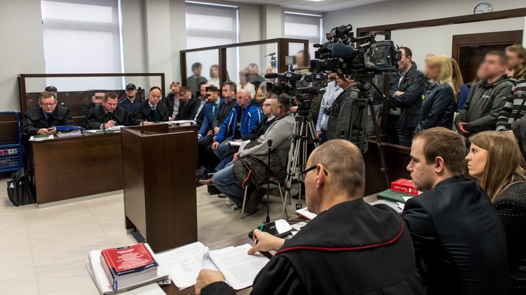 Mieli umożliwiać więźniom kontakty seksualne z osadzonymi kobietami. Ruszył proces